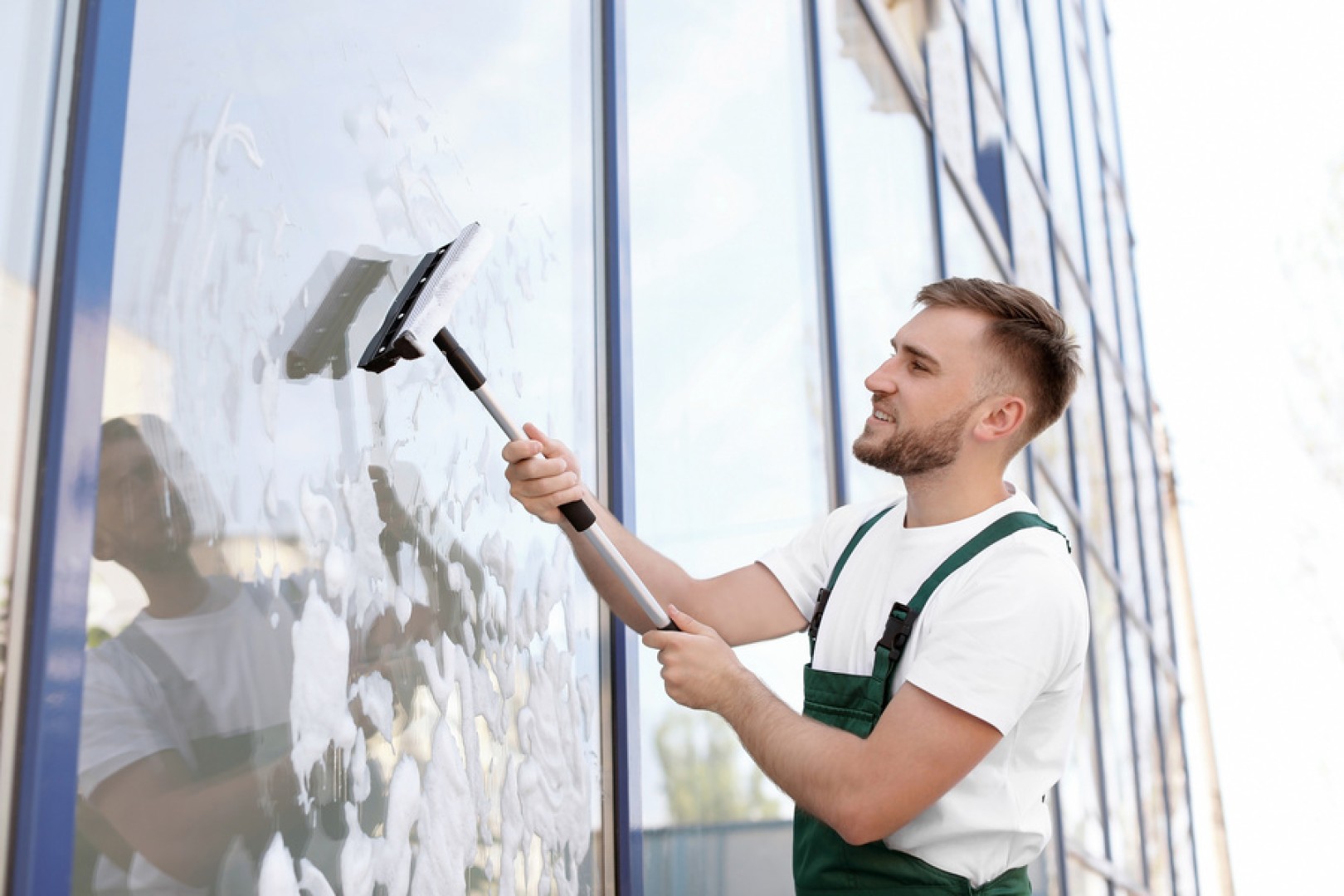 Devenir laveur de vitres en micro-entreprise : mode d’emploi